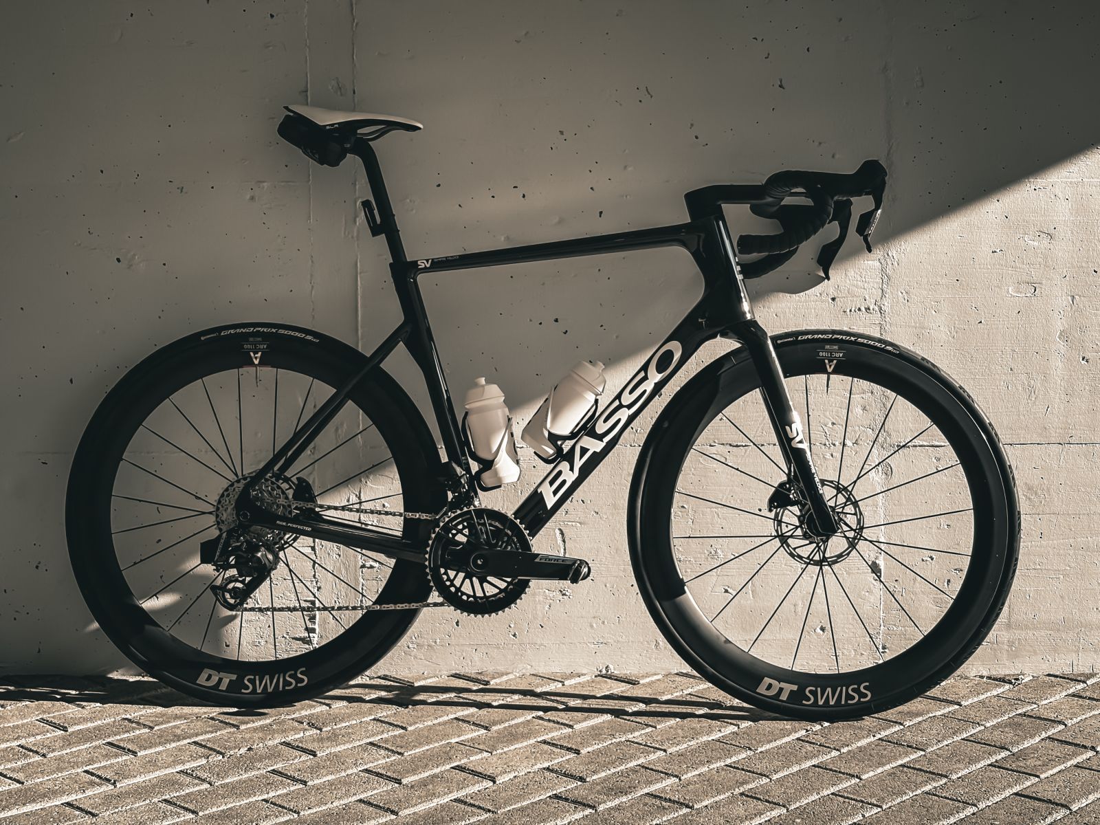 Schwarzes Basso-Rennrad – TEN13 Ride Your Own Way